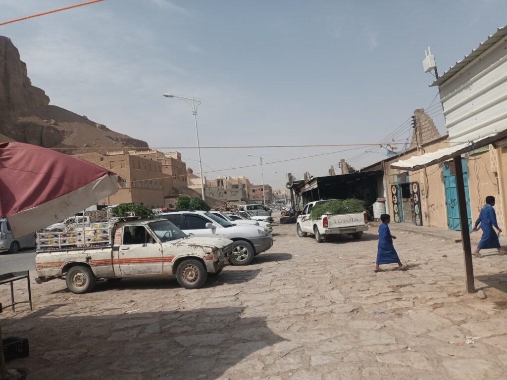 سوق الاغنام والشارع العام مديرية حورة ووادي العين... سوق الاغنام والشارع العام مديرية حورة ووادي العين...