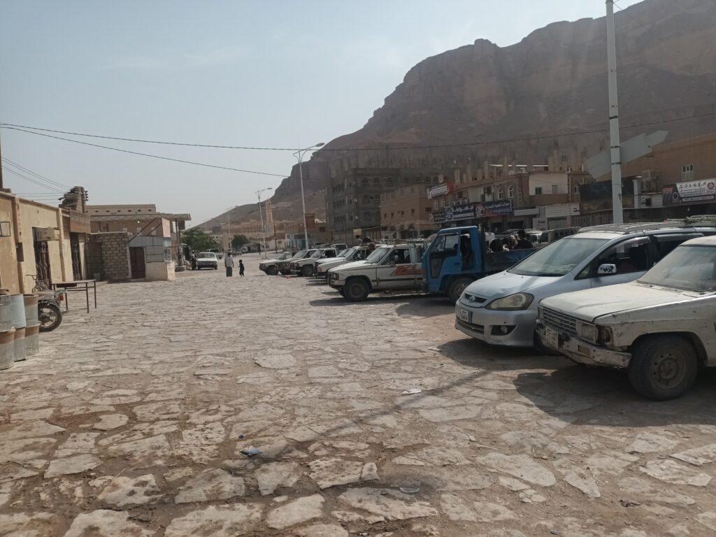 سوق الاغنام والشارع العام مديرية حورة ووادي العين... سوق الاغنام والشارع العام مديرية حورة ووادي العين...