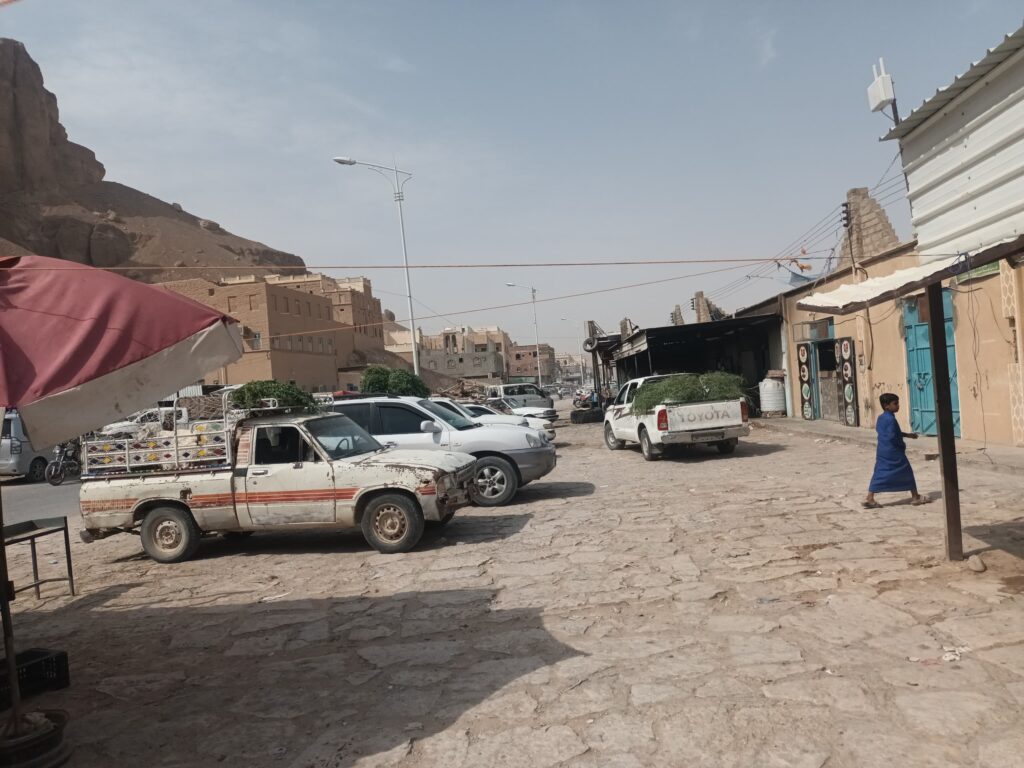 سوق الاغنام والشارع العام مديرية حورة ووادي العين... سوق الاغنام والشارع العام مديرية حورة ووادي العين...