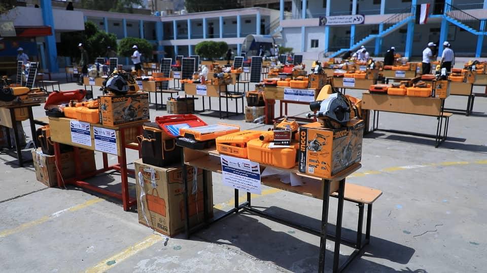 تعز: تسليم مشاريع التمكين الاقتصادي لطلاب وطالبات معهد "احتراف" من أسر الشهداء والجرحى والأسرى تعز: تسليم مشاريع التمكين الاقتصادي لطلاب وطالبات معهد "احتراف" من أسر الشهداء والجرحى والأسرى