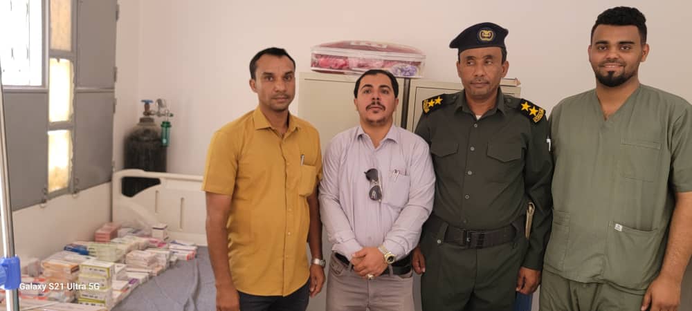 رئيس غرفة العمليات والطوارئ بحضرموت يقدم ادوية اسعافية وطبية لمصلحة السجون المركزية والوحدات الصحية الامنية بالوادي والصحراء رئيس غرفة العمليات والطوارئ بحضرموت يقدم ادوية اسعافية وطبية لمصلحة السجون المركزية والوحدات الصحية الامنية بالوادي والصحراء