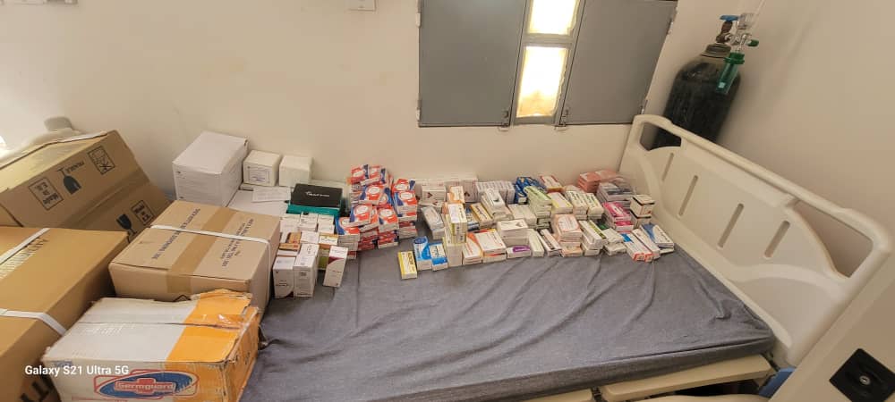 رئيس غرفة العمليات والطوارئ بحضرموت يقدم ادوية اسعافية وطبية لمصلحة السجون المركزية والوحدات الصحية الامنية بالوادي والصحراء رئيس غرفة العمليات والطوارئ بحضرموت يقدم ادوية اسعافية وطبية لمصلحة السجون المركزية والوحدات الصحية الامنية بالوادي والصحراء