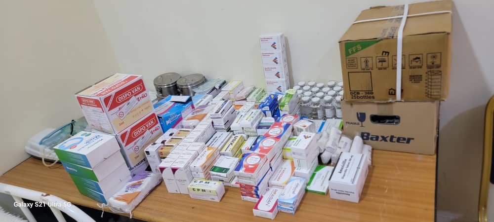 رئيس غرفة العمليات والطوارئ بحضرموت يقدم ادوية اسعافية وطبية لمصلحة السجون المركزية والوحدات الصحية الامنية بالوادي والصحراء رئيس غرفة العمليات والطوارئ بحضرموت يقدم ادوية اسعافية وطبية لمصلحة السجون المركزية والوحدات الصحية الامنية بالوادي والصحراء