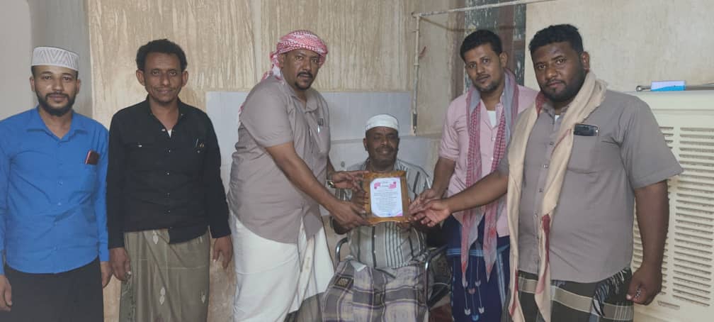 نقابة عمال وحدة النظافة بمديرية سيؤن ، ومدير وحدة النظافة والتحسين بالمديرية ، في زيارات عيدية لعمال النظافة المقعدين والمرضى نقابة عمال وحدة النظافة بمديرية سيؤن ، ومدير وحدة النظافة والتحسين بالمديرية ، في زيارات عيدية لعمال النظافة المقعدين والمرضى