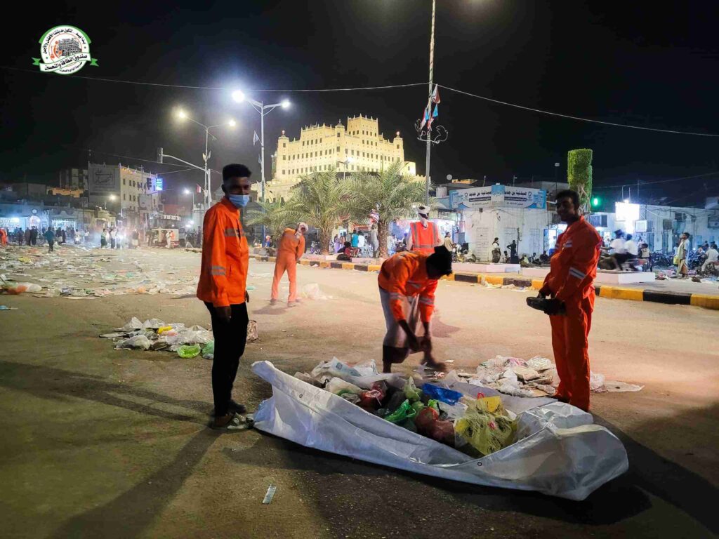 شاهد بالصور .. صندوق النظافة والتحسين يطلق حملة ميدانية واسعة لإزالة مخلفات البسطات من أسواق مدن وادي حضرموت استعدادًا لعيد الأضحى المبارك 1446هـ شاهد بالصور .. صندوق النظافة والتحسين يطلق حملة ميدانية واسعة لإزالة مخلفات البسطات من أسواق مدن وادي حضرموت استعدادًا لعيد الأضحى المبارك 1446هـ