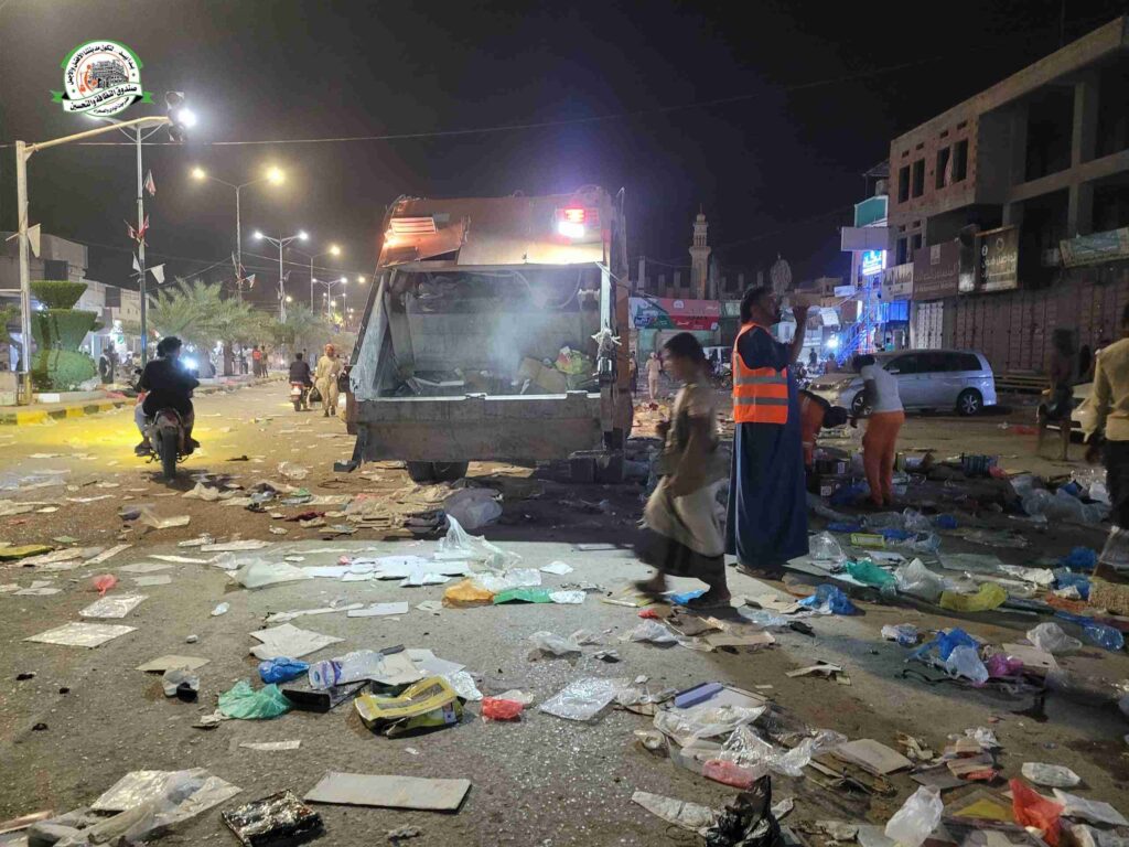 شاهد بالصور .. صندوق النظافة والتحسين يطلق حملة ميدانية واسعة لإزالة مخلفات البسطات من أسواق مدن وادي حضرموت استعدادًا لعيد الأضحى المبارك 1446هـ شاهد بالصور .. صندوق النظافة والتحسين يطلق حملة ميدانية واسعة لإزالة مخلفات البسطات من أسواق مدن وادي حضرموت استعدادًا لعيد الأضحى المبارك 1446هـ
