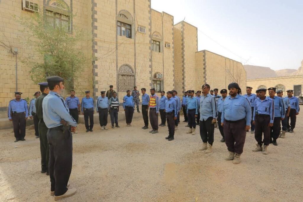 نائب مدير عام الأمن بوادي حضرموت يتفقد الوحدات الأمنية بمناسبة عيد الاضحى المبارك نائب مدير عام الأمن بوادي حضرموت يتفقد الوحدات الأمنية بمناسبة عيد الاضحى المبارك