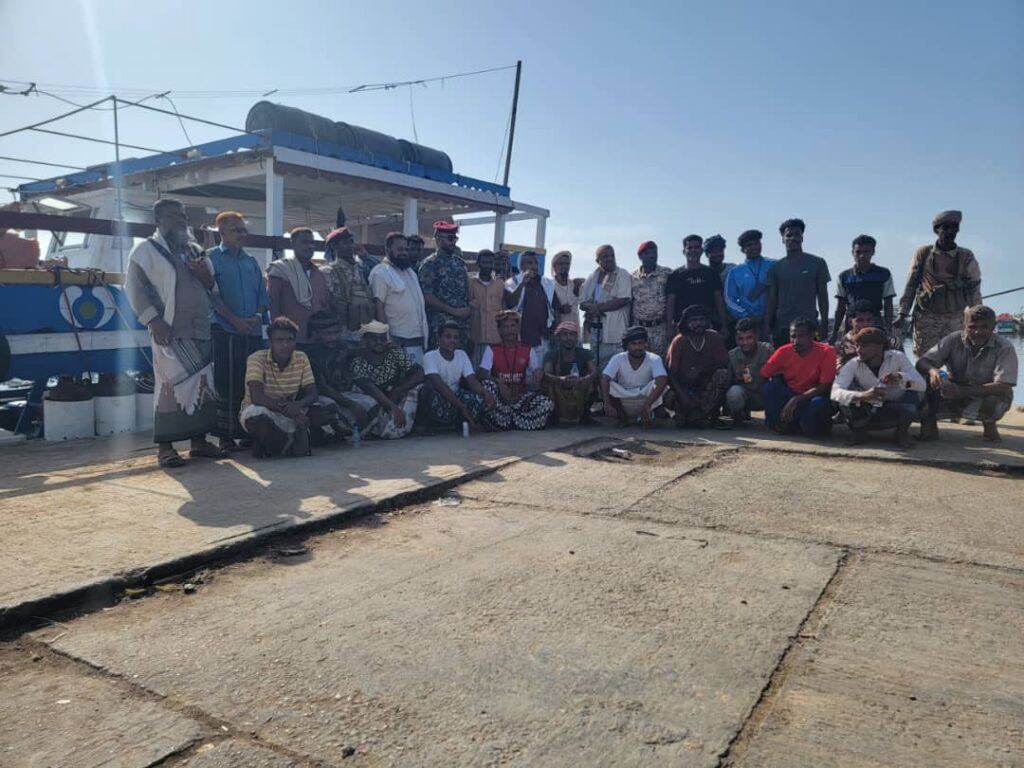 ميناء الشحر يستقبل العبري "الميمون 1" وعلى متنه 26 صيادًا من أبناء حضرموت بعد احتجازها في الصومال منذُ 14 مايو 2025 "شاهد الصور" ميناء الشحر يستقبل العبري "الميمون 1" وعلى متنه 26 صيادًا من أبناء حضرموت بعد احتجازها في الصومال منذُ 14 مايو 2025 "شاهد الصور"