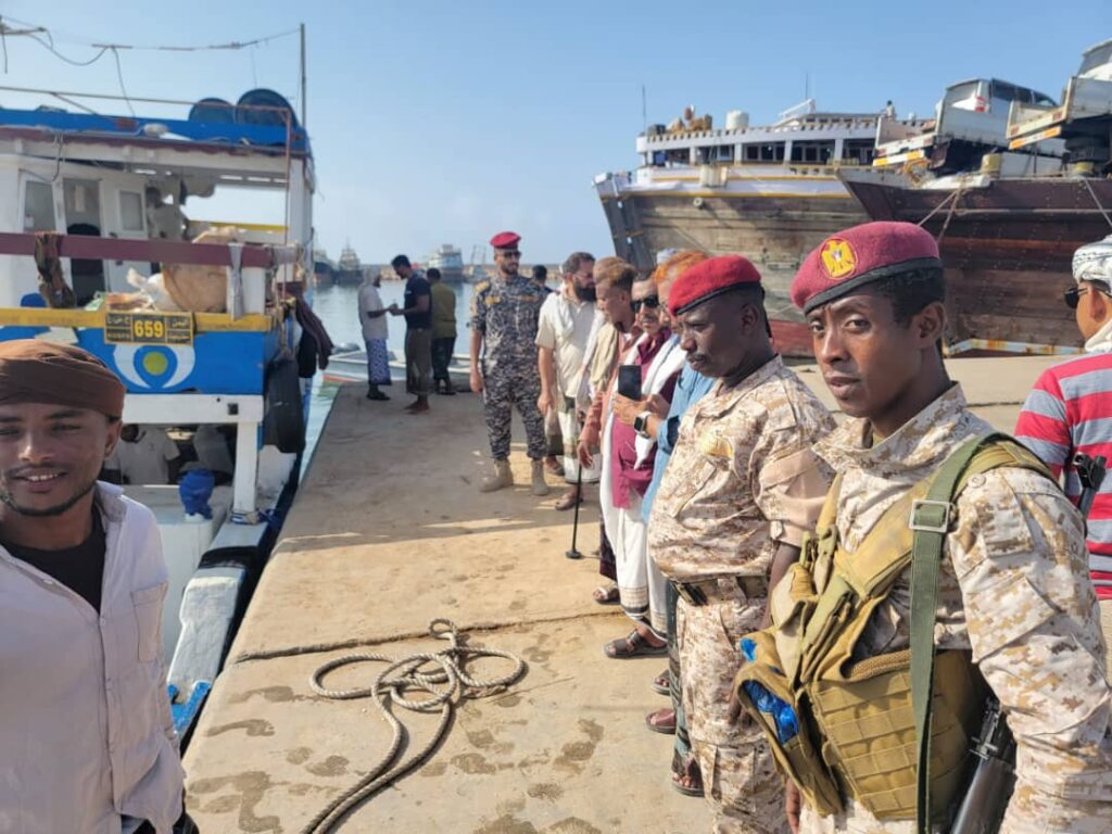 ميناء الشحر يستقبل العبري "الميمون 1" وعلى متنه 26 صيادًا من أبناء حضرموت بعد احتجازها في الصومال منذُ 14 مايو 2025 "شاهد الصور" ميناء الشحر يستقبل العبري "الميمون 1" وعلى متنه 26 صيادًا من أبناء حضرموت بعد احتجازها في الصومال منذُ 14 مايو 2025 "شاهد الصور"