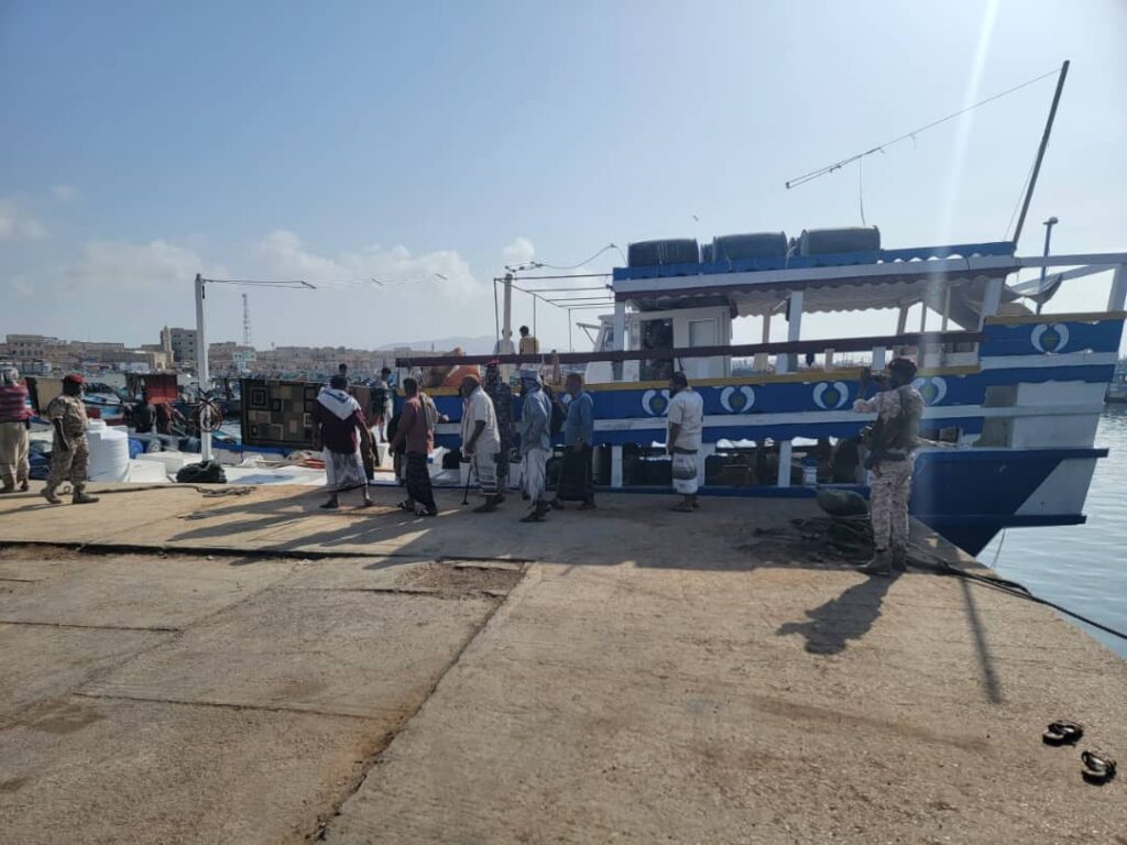 ميناء الشحر يستقبل العبري "الميمون 1" وعلى متنه 26 صيادًا من أبناء حضرموت بعد احتجازها في الصومال منذُ 14 مايو 2025 "شاهد الصور" ميناء الشحر يستقبل العبري "الميمون 1" وعلى متنه 26 صيادًا من أبناء حضرموت بعد احتجازها في الصومال منذُ 14 مايو 2025 "شاهد الصور"