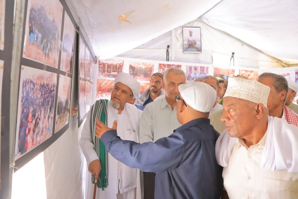 ضمن فعاليات القرية التراثية بعيد الأضحى المبارك بحي السحيل بسيئون .. مدير عام سيئون يفتتح معرص الصور الموسوم رحمة ربي ابكتني للصحفي والمصور الإعلامي جمعان دويل ضمن فعاليات القرية التراثية بعيد الأضحى المبارك بحي السحيل بسيئون .. مدير عام سيئون يفتتح معرص الصور الموسوم رحمة ربي ابكتني للصحفي والمصور الإعلامي جمعان دويل