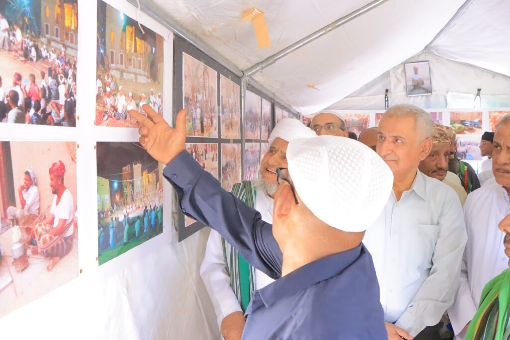 ضمن فعاليات القرية التراثية بعيد الأضحى المبارك بحي السحيل بسيئون .. مدير عام سيئون يفتتح معرص الصور الموسوم رحمة ربي ابكتني للصحفي والمصور الإعلامي جمعان دويل ضمن فعاليات القرية التراثية بعيد الأضحى المبارك بحي السحيل بسيئون .. مدير عام سيئون يفتتح معرص الصور الموسوم رحمة ربي ابكتني للصحفي والمصور الإعلامي جمعان دويل