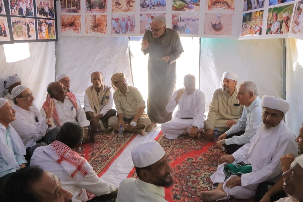 ضمن فعاليات القرية التراثية بعيد الأضحى المبارك بحي السحيل بسيئون .. مدير عام سيئون يفتتح معرص الصور الموسوم رحمة ربي ابكتني للصحفي والمصور الإعلامي جمعان دويل ضمن فعاليات القرية التراثية بعيد الأضحى المبارك بحي السحيل بسيئون .. مدير عام سيئون يفتتح معرص الصور الموسوم رحمة ربي ابكتني للصحفي والمصور الإعلامي جمعان دويل