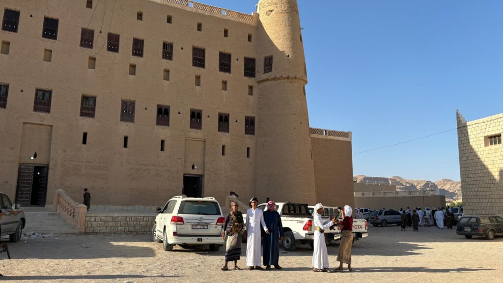 مشايخ ومرجعيات قبائل يافع بني مالك وآل هرهره حضرموت في زيارة لمنصب سادة ومنصب عينات ومقدم طائلة بني ظنة للتهنئة والمعاودة بمناسبة عيد الأضحى المبارك "شاهد الصور" مشايخ ومرجعيات قبائل يافع بني مالك وآل هرهره حضرموت في زيارة لمنصب سادة ومنصب عينات ومقدم طائلة بني ظنة للتهنئة والمعاودة بمناسبة عيد الأضحى المبارك "شاهد الصور"