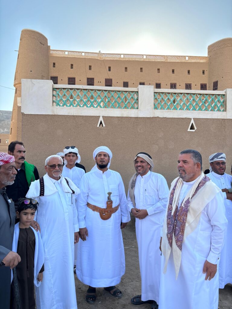 مشايخ ومرجعيات قبائل يافع بني مالك وآل هرهره حضرموت في زيارة لمنصب سادة ومنصب عينات ومقدم طائلة بني ظنة للتهنئة والمعاودة بمناسبة عيد الأضحى المبارك "شاهد الصور" مشايخ ومرجعيات قبائل يافع بني مالك وآل هرهره حضرموت في زيارة لمنصب سادة ومنصب عينات ومقدم طائلة بني ظنة للتهنئة والمعاودة بمناسبة عيد الأضحى المبارك "شاهد الصور"