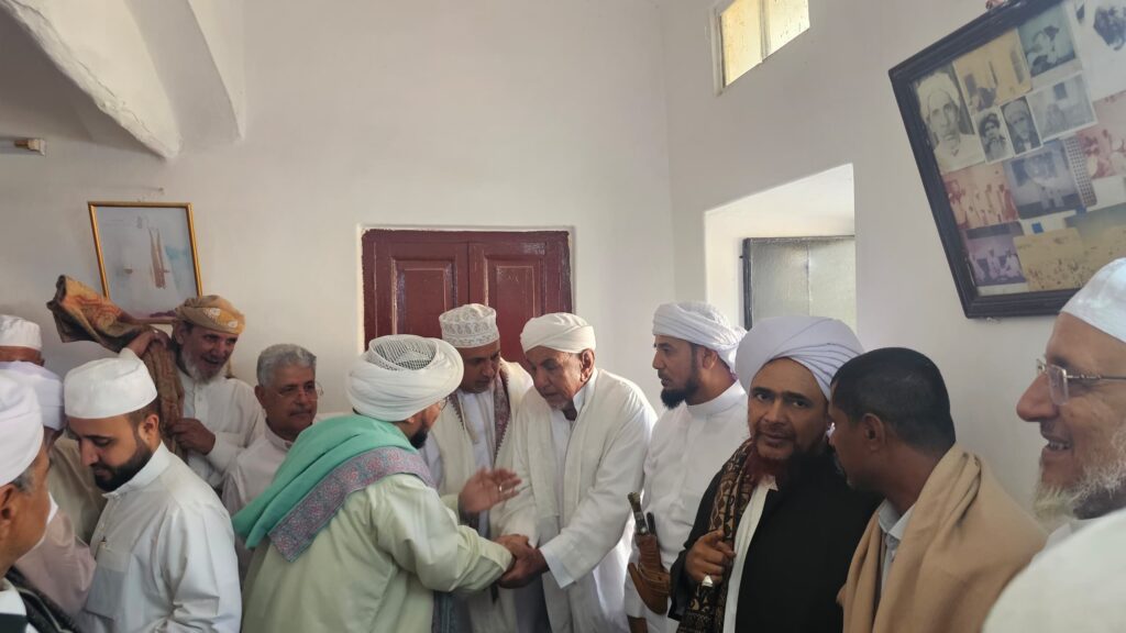 مشايخ ومرجعيات قبائل يافع بني مالك وآل هرهره حضرموت في زيارة لمنصب سادة ومنصب عينات ومقدم طائلة بني ظنة للتهنئة والمعاودة بمناسبة عيد الأضحى المبارك "شاهد الصور"ض مشايخ ومرجعيات قبائل يافع بني مالك وآل هرهره حضرموت في زيارة لمنصب سادة ومنصب عينات ومقدم طائلة بني ظنة للتهنئة والمعاودة بمناسبة عيد الأضحى المبارك "شاهد الصور"ض