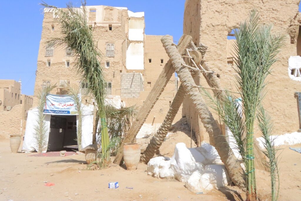 اختتام معرض الصور الموسوم برحمة ربي ابكتني للصحفي والمصور الإعلامي جمعان دويل بمدينة سيئون اختتام معرض الصور الموسوم برحمة ربي ابكتني للصحفي والمصور الإعلامي جمعان دويل بمدينة سيئون