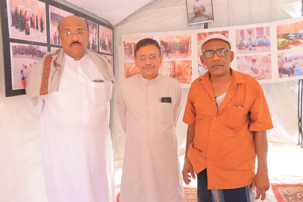 اختتام معرض الصور الموسوم برحمة ربي ابكتني للصحفي والمصور الإعلامي جمعان دويل بمدينة سيئون اختتام معرض الصور الموسوم برحمة ربي ابكتني للصحفي والمصور الإعلامي جمعان دويل بمدينة سيئون