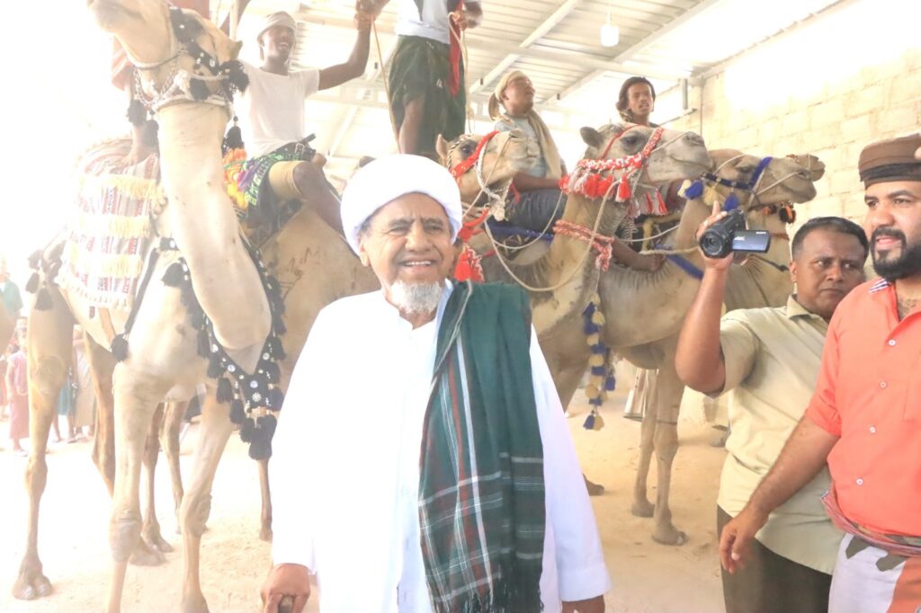 شباب سحيل سيئون يستقبلون فريق الهجن بمدينة تريم بالزوامل والمرازح ضمن الاحتفالات العيدية بالحي"صور" شباب سحيل سيئون يستقبلون فريق الهجن بمدينة تريم بالزوامل والمرازح ضمن الاحتفالات العيدية بالحي"صور"