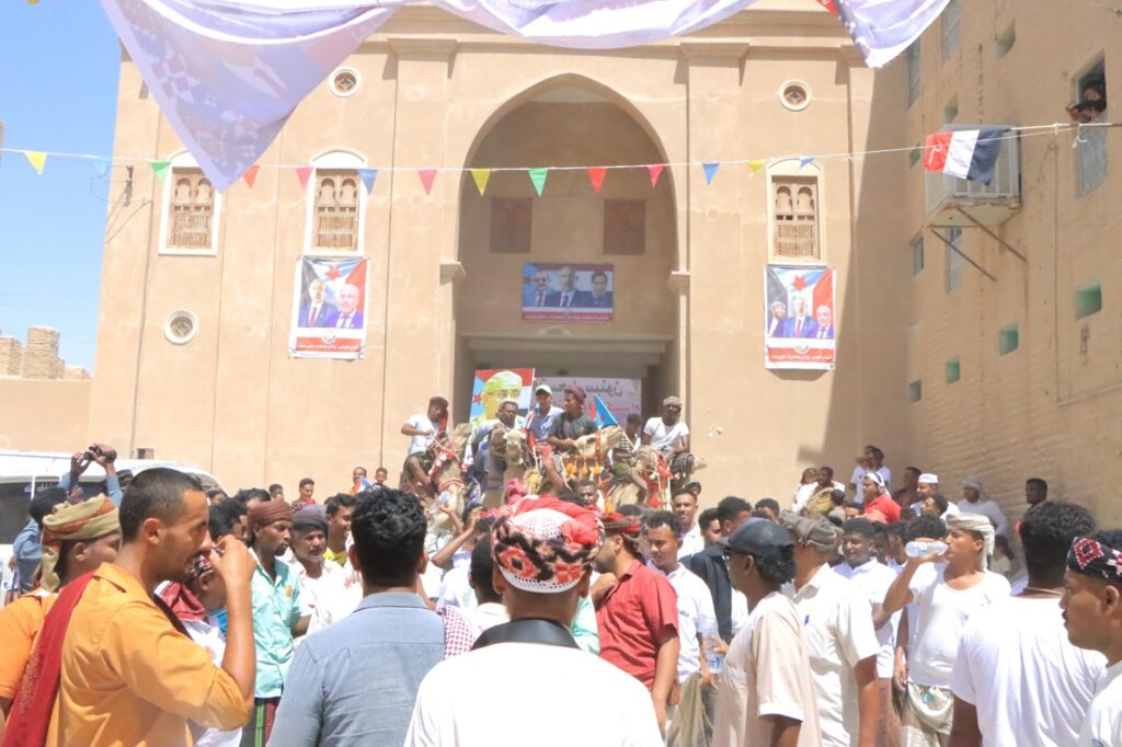 شباب سحيل سيئون يستقبلون فريق الهجن بمدينة تريم بالزوامل والمرازح ضمن الاحتفالات العيدية بالحي"صور" شباب سحيل سيئون يستقبلون فريق الهجن بمدينة تريم بالزوامل والمرازح ضمن الاحتفالات العيدية بالحي"صور"