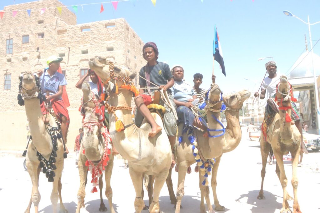 شباب سحيل سيئون يستقبلون فريق الهجن بمدينة تريم بالزوامل والمرازح ضمن الاحتفالات العيدية بالحي"صور" شباب سحيل سيئون يستقبلون فريق الهجن بمدينة تريم بالزوامل والمرازح ضمن الاحتفالات العيدية بالحي"صور"