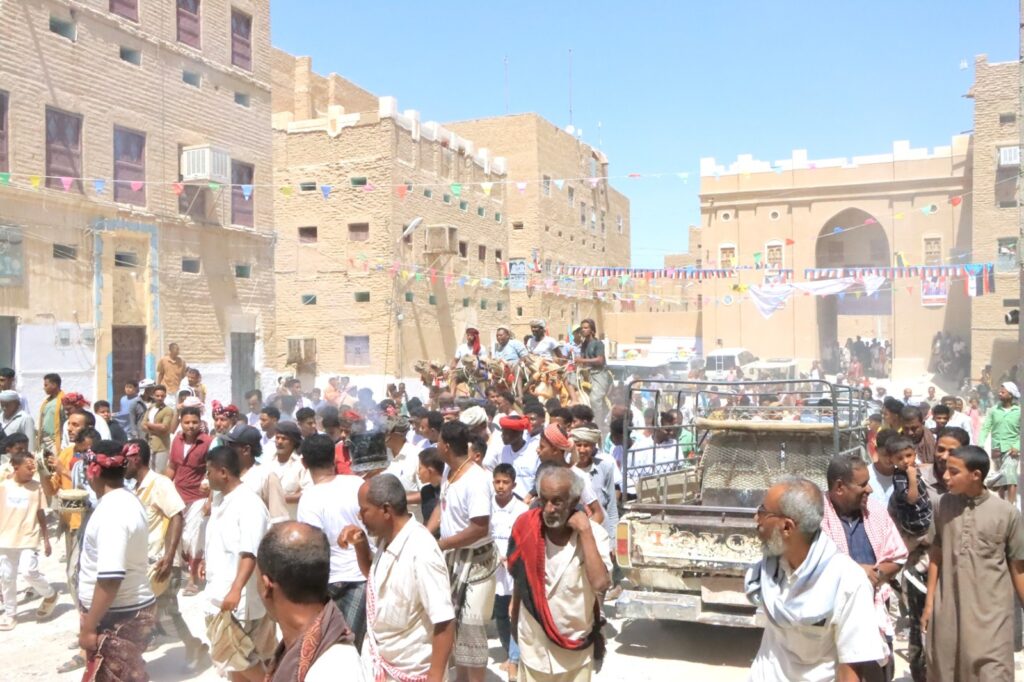 شباب سحيل سيئون يستقبلون فريق الهجن بمدينة تريم بالزوامل والمرازح ضمن الاحتفالات العيدية بالحي"صور" شباب سحيل سيئون يستقبلون فريق الهجن بمدينة تريم بالزوامل والمرازح ضمن الاحتفالات العيدية بالحي"صور"