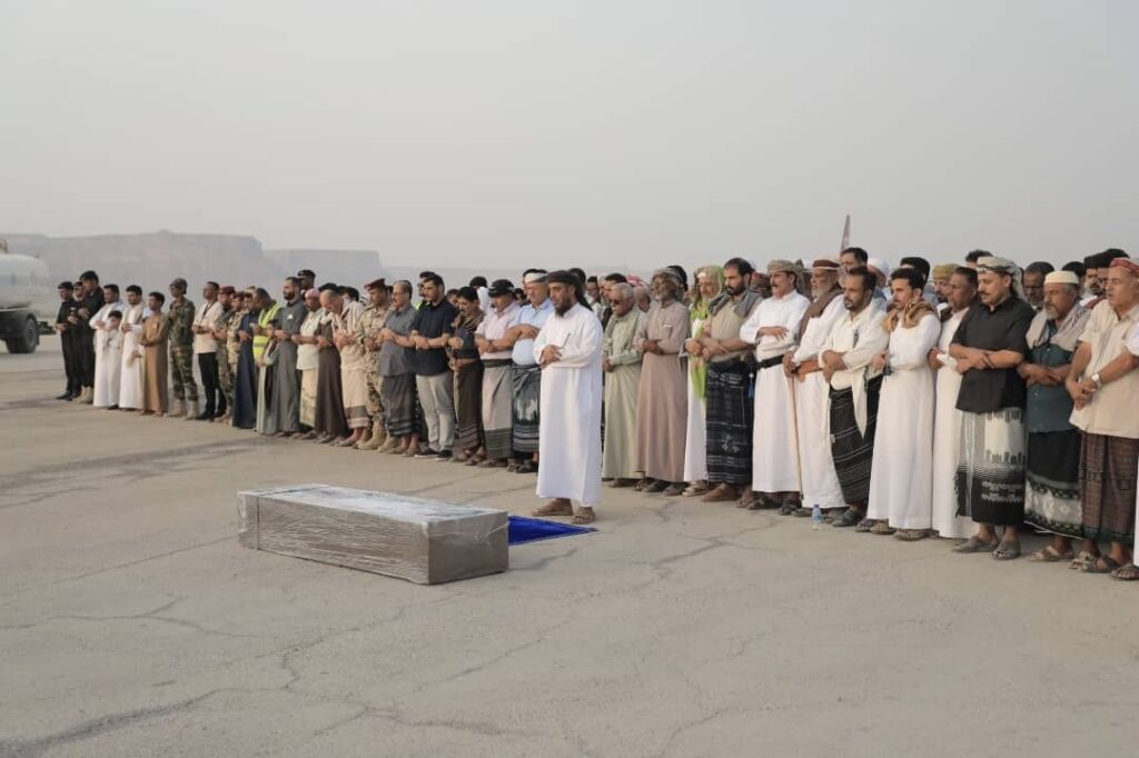 الوكيل العامري يتقدم مستقبلي جثمان القاضي محمد علي بن طالب في مطار سيئون الدولي الوكيل العامري يتقدم مستقبلي جثمان القاضي محمد علي بن طالب في مطار سيئون الدولي