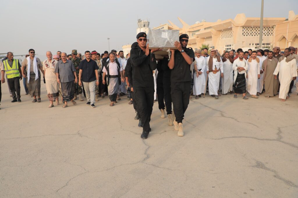 الوكيل العامري يتقدم مستقبلي جثمان القاضي محمد علي بن طالب في مطار سيئون الدولي الوكيل العامري يتقدم مستقبلي جثمان القاضي محمد علي بن طالب في مطار سيئون الدولي