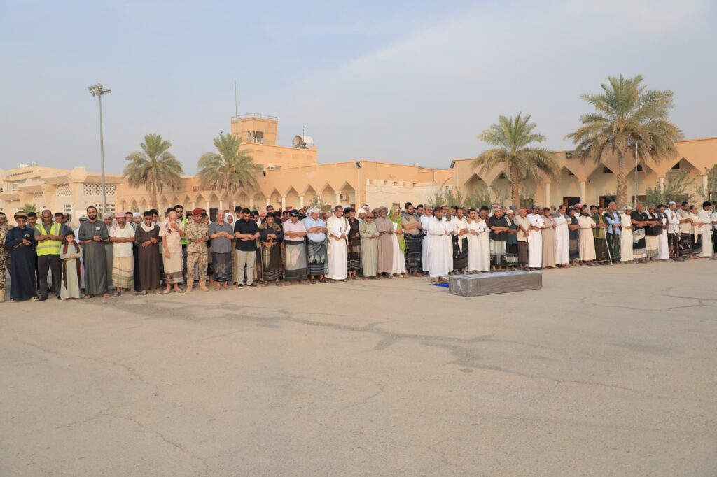 الوكيل العامري يتقدم مستقبلي جثمان القاضي محمد علي بن طالب في مطار سيئون الدولي الوكيل العامري يتقدم مستقبلي جثمان القاضي محمد علي بن طالب في مطار سيئون الدولي