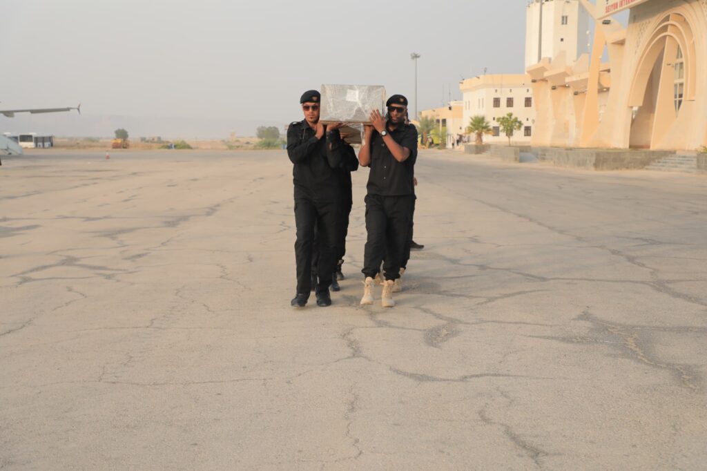 الوكيل العامري يتقدم مستقبلي جثمان القاضي محمد علي بن طالب في مطار سيئون الدولي الوكيل العامري يتقدم مستقبلي جثمان القاضي محمد علي بن طالب في مطار سيئون الدولي