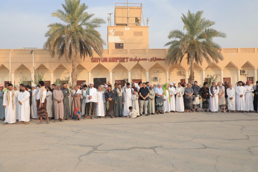 الوكيل العامري يتقدم مستقبلي جثمان القاضي محمد علي بن طالب في مطار سيئون الدولي الوكيل العامري يتقدم مستقبلي جثمان القاضي محمد علي بن طالب في مطار سيئون الدولي