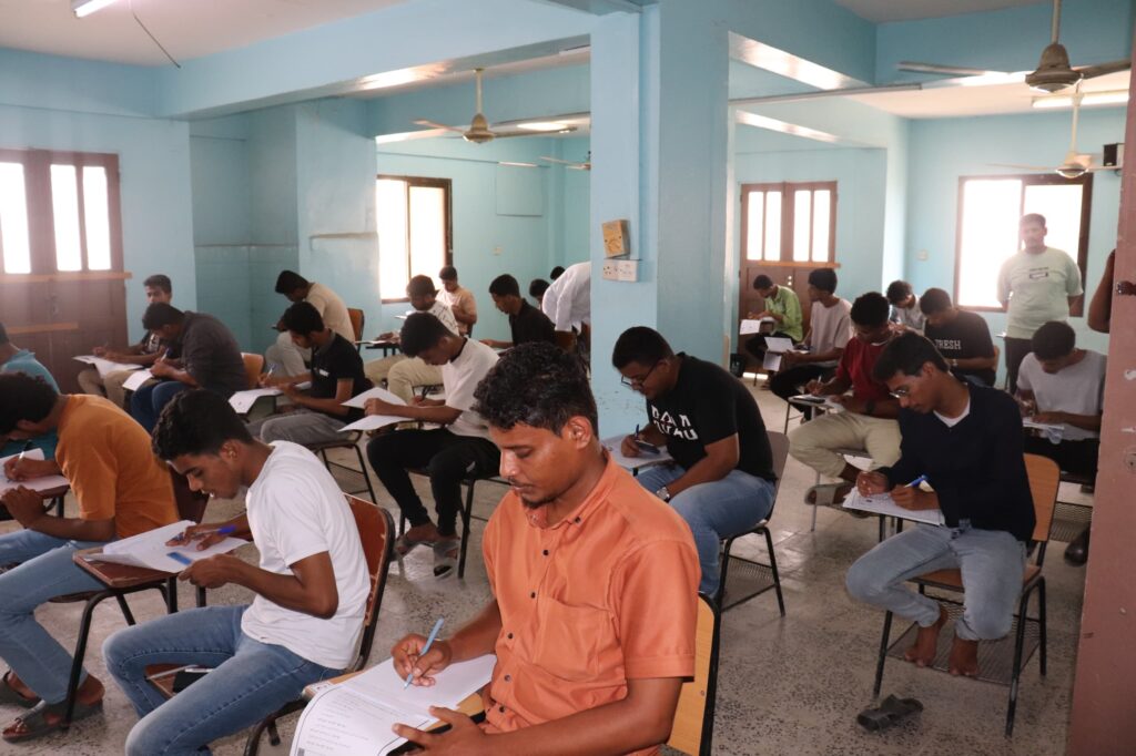 نائب رئيس جامعة الأحقاف يدشّن امتحانات الفصل الدراسي الثاني بكليات الجامعة بالمكلا نائب رئيس جامعة الأحقاف يدشّن امتحانات الفصل الدراسي الثاني بكليات الجامعة بالمكلا