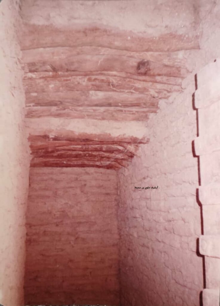 "قصر شبام الجنوبي.. أسرار تحت الطين وسرداب خفي يكشف عراقة مغمورة" "قصر شبام الجنوبي.. أسرار تحت الطين وسرداب خفي يكشف عراقة مغمورة"