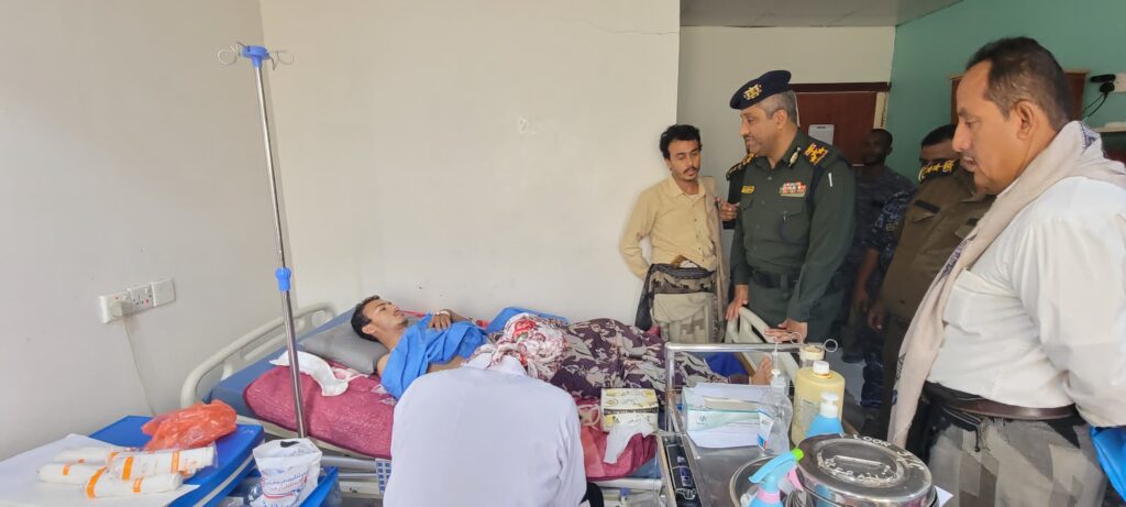 النائب عبدالعزيز الجابري والعقيد الدقيل ومدير البحث الجنائي يطلعون على آثار الحادث الجنائي في غيل بن يمين النائب عبدالعزيز الجابري والعقيد الدقيل ومدير البحث الجنائي يطلعون على آثار الحادث الجنائي في غيل بن يمين