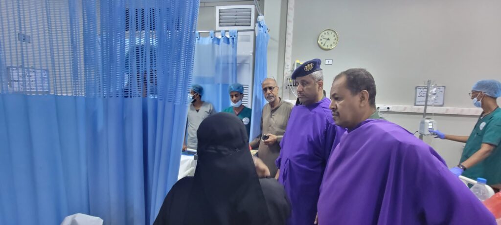 النائب عبدالعزيز الجابري والعقيد الدقيل ومدير البحث الجنائي يطلعون على آثار الحادث الجنائي في غيل بن يمين النائب عبدالعزيز الجابري والعقيد الدقيل ومدير البحث الجنائي يطلعون على آثار الحادث الجنائي في غيل بن يمين