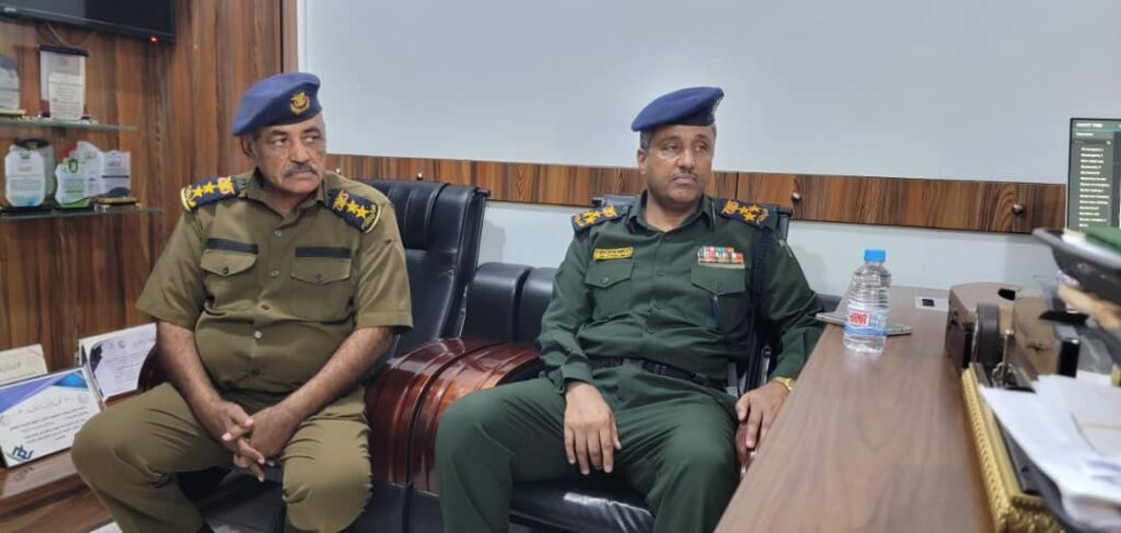 النائب عبدالعزيز الجابري والعقيد الدقيل ومدير البحث الجنائي يطلعون على آثار الحادث الجنائي في غيل بن يمين النائب عبدالعزيز الجابري والعقيد الدقيل ومدير البحث الجنائي يطلعون على آثار الحادث الجنائي في غيل بن يمين