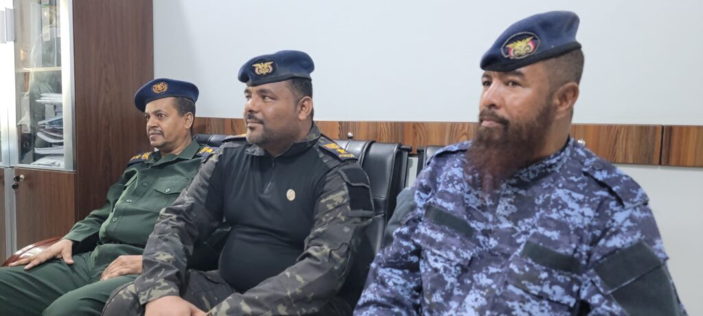 النائب عبدالعزيز الجابري والعقيد الدقيل ومدير البحث الجنائي يطلعون على آثار الحادث الجنائي في غيل بن يمين النائب عبدالعزيز الجابري والعقيد الدقيل ومدير البحث الجنائي يطلعون على آثار الحادث الجنائي في غيل بن يمين