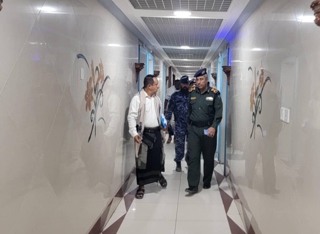 النائب عبدالعزيز الجابري والعقيد الدقيل ومدير البحث الجنائي يطلعون على آثار الحادث الجنائي في غيل بن يمين النائب عبدالعزيز الجابري والعقيد الدقيل ومدير البحث الجنائي يطلعون على آثار الحادث الجنائي في غيل بن يمين