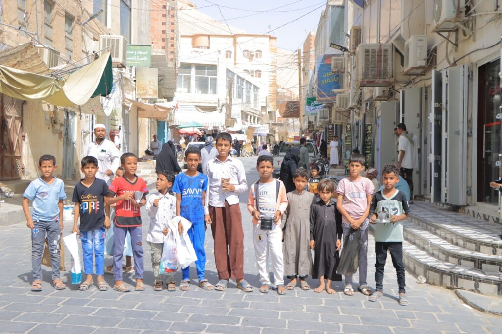 بالبخور والاهازيج والدعاء ( يا الله يا رحمن ابعد الفسدة وكل شيطان ) : أطفال مدينة سيئون يستقبلون العام الهجري الجديد 1447هـ "شاهد الصور" بالبخور والاهازيج والدعاء ( يا الله يا رحمن ابعد الفسدة وكل شيطان ) : أطفال مدينة سيئون يستقبلون العام الهجري الجديد 1447هـ "شاهد الصور"