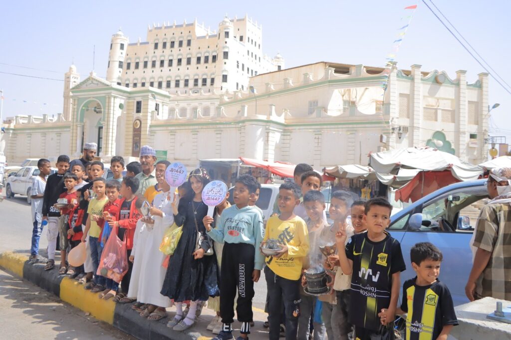 بالبخور والاهازيج والدعاء ( يا الله يا رحمن ابعد الفسدة وكل شيطان ) : أطفال مدينة سيئون يستقبلون العام الهجري الجديد 1447هـ "شاهد الصور" بالبخور والاهازيج والدعاء ( يا الله يا رحمن ابعد الفسدة وكل شيطان ) : أطفال مدينة سيئون يستقبلون العام الهجري الجديد 1447هـ "شاهد الصور"