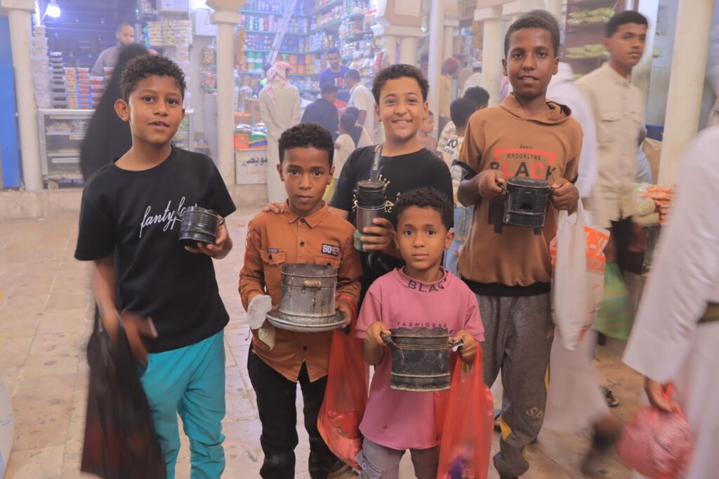 بالبخور والاهازيج والدعاء ( يا الله يا رحمن ابعد الفسدة وكل شيطان ) : أطفال مدينة سيئون يستقبلون العام الهجري الجديد 1447هـ "شاهد الصور" بالبخور والاهازيج والدعاء ( يا الله يا رحمن ابعد الفسدة وكل شيطان ) : أطفال مدينة سيئون يستقبلون العام الهجري الجديد 1447هـ "شاهد الصور"