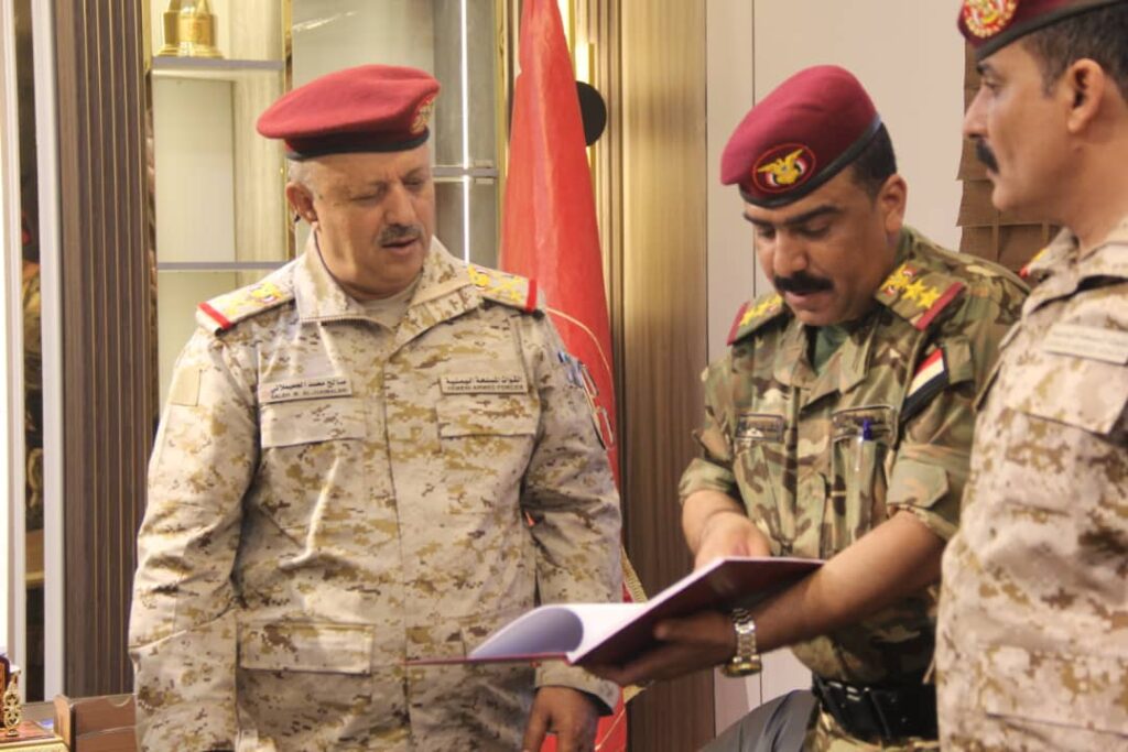 قائد المنطقة العسكرية الاولى يتسلم نسخة من بحث العقيد الركن قناف حسين مهاوش بعد تخرجه من كلية القيادة والأركان الملكية الأردنية . قائد المنطقة العسكرية الاولى يتسلم نسخة من بحث العقيد الركن قناف حسين مهاوش بعد تخرجه من كلية القيادة والأركان الملكية الأردنية .