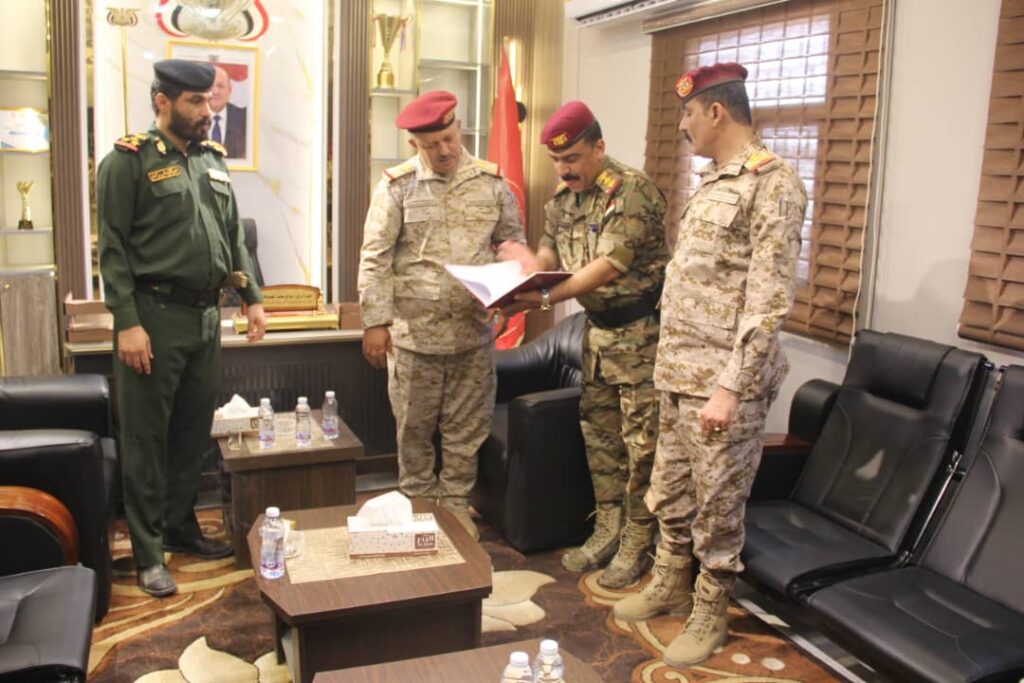 قائد المنطقة العسكرية الاولى يتسلم نسخة من بحث العقيد الركن قناف حسين مهاوش بعد تخرجه من كلية القيادة والأركان الملكية الأردنية . قائد المنطقة العسكرية الاولى يتسلم نسخة من بحث العقيد الركن قناف حسين مهاوش بعد تخرجه من كلية القيادة والأركان الملكية الأردنية .