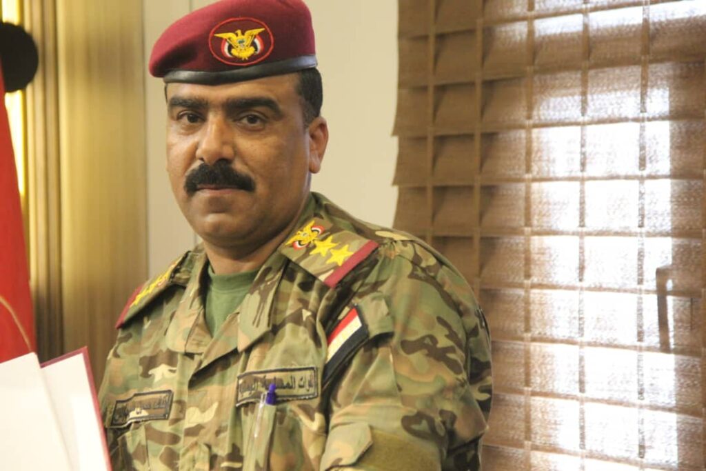 قائد المنطقة العسكرية الاولى يتسلم نسخة من بحث العقيد الركن قناف حسين مهاوش بعد تخرجه من كلية القيادة والأركان الملكية الأردنية . قائد المنطقة العسكرية الاولى يتسلم نسخة من بحث العقيد الركن قناف حسين مهاوش بعد تخرجه من كلية القيادة والأركان الملكية الأردنية .