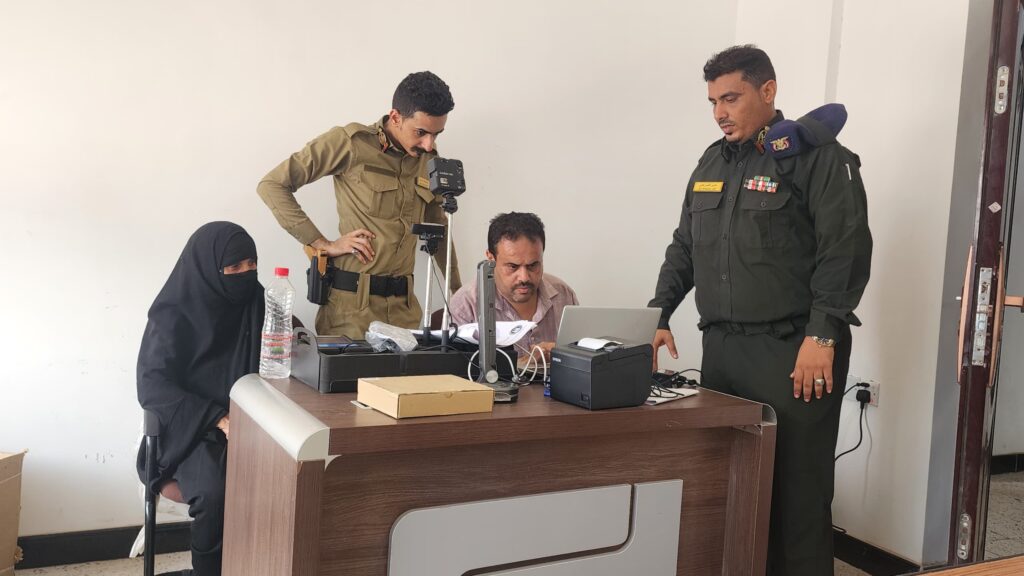 تدشين العمل لاستخراج البطاقة الذكية للحالات الطارئة والإنسانية في عدن تدشين العمل لاستخراج البطاقة الذكية للحالات الطارئة والإنسانية في عدن