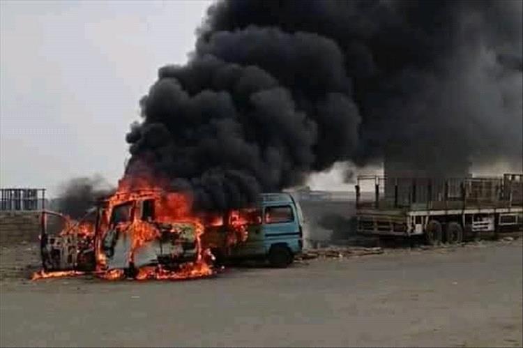 اخبار عدن - صور - اندلاع حريق في باصين قرب محطة وقود بالعاصمة عدن اخبار عدن - صور - اندلاع حريق في باصين قرب محطة وقود بالعاصمة عدن