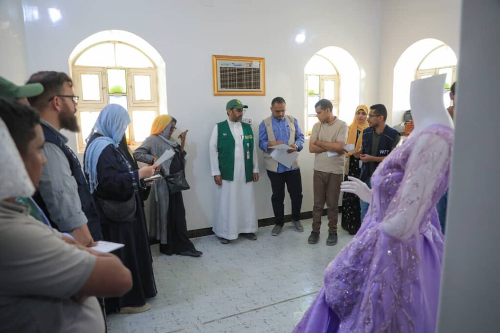 وفد من برنامج الأغذية العالمي ومركز الملك سلمان يطلع على إنجازات مشروع "من الغذاء إلى الصمود" في مديريتي تريم وبروم ميفع وفد من برنامج الأغذية العالمي ومركز الملك سلمان يطلع على إنجازات مشروع "من الغذاء إلى الصمود" في مديريتي تريم وبروم ميفع