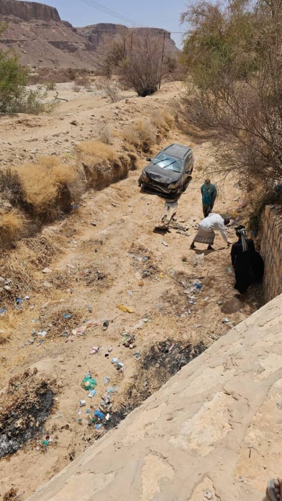 حادث انقلاب سيارة يؤدي بحياة شاب في دوعن "شاهد الصور" حادث انقلاب سيارة يؤدي بحياة شاب في دوعن "شاهد الصور"