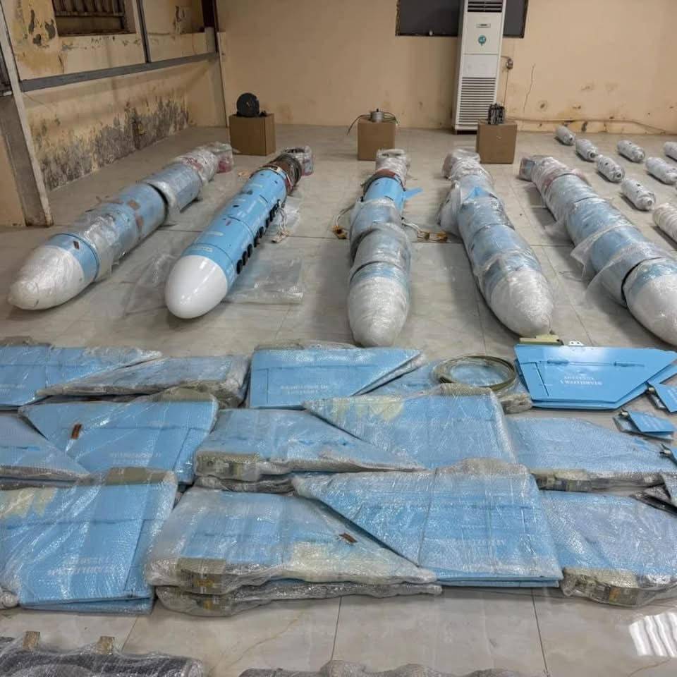 اتهام دولي للحوثيين بارتكاب جرائم حرب في البحر الأحمر - جانب من شحنة أسلحة مهربة إلى الحوثيين اعترضتها القوات الحكومية اليمنية (إعلام حكومي)