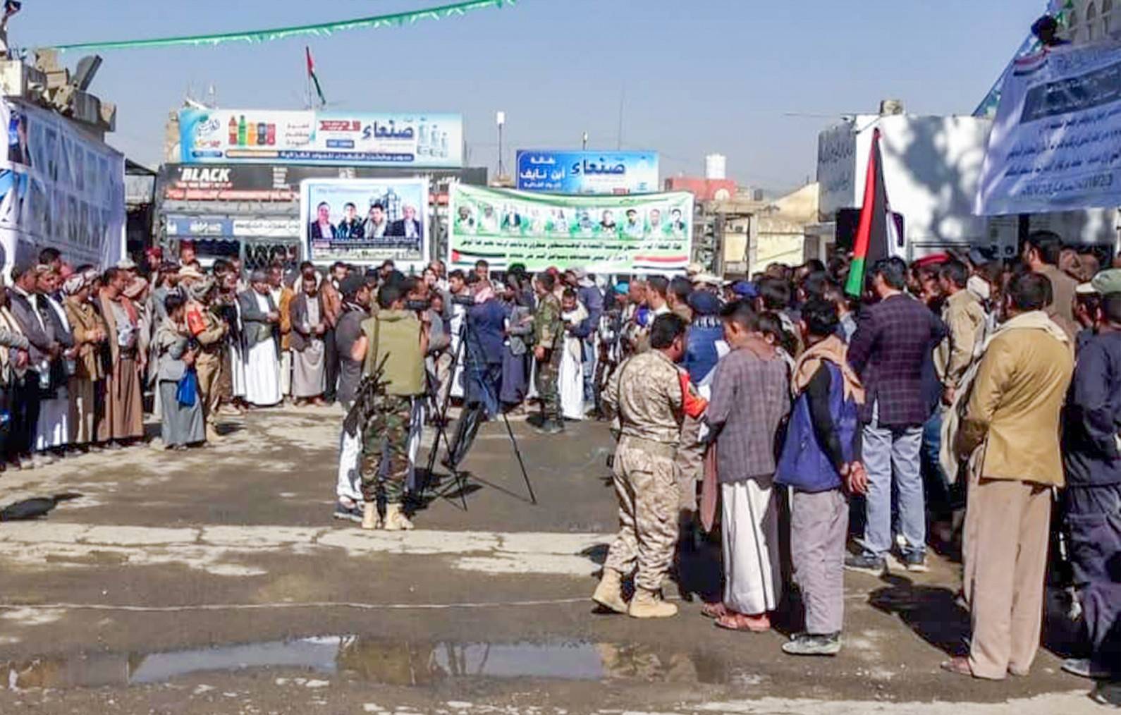 الحوثيون يواجهون احتجاجات عمالية في عمران بالاعتقالات الحوثيون يواجهون احتجاجات عمالية في عمران بالاعتقالات